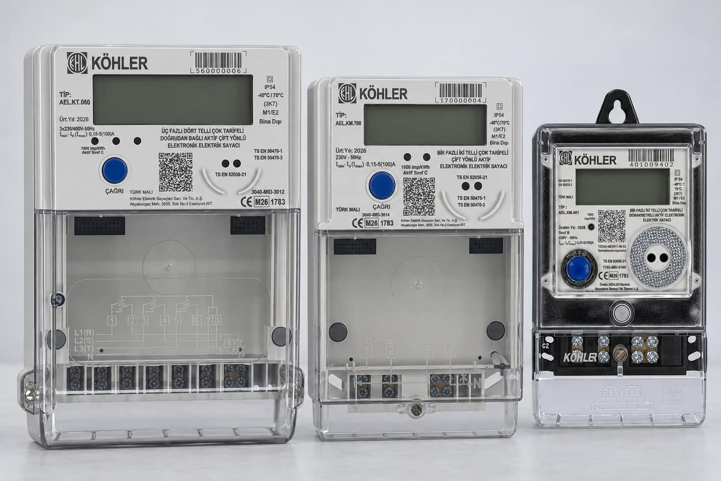 Yan yana üç Köhler MASS elektrik sayacı: trifaze KT060, monofaze KM700 ve KM401